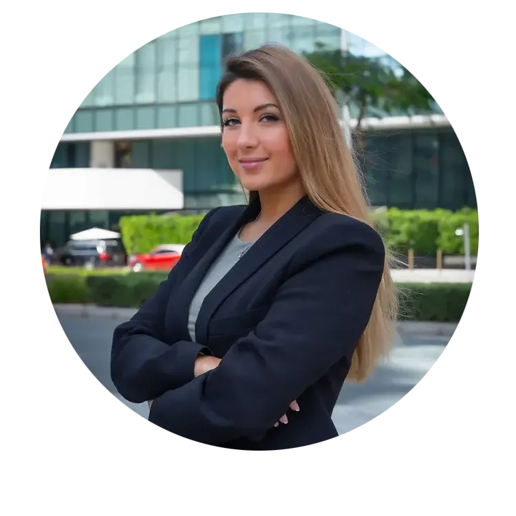 Photo miniature d'une collaboratrice jeune et blonde sur la Ventiane en tailleur