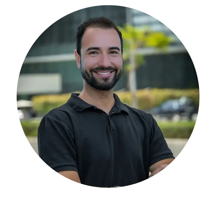 Photo miniature d'un homme de 35 ans, collaborateur de l'agence, t-shirt noir et barbe courte