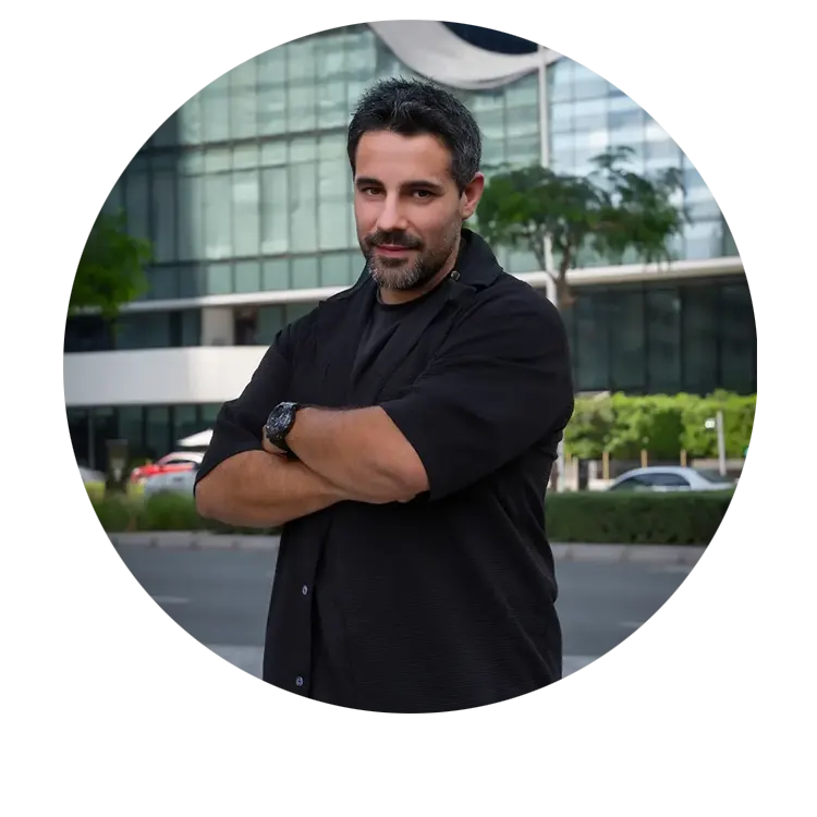 Photo miniature du vidéaste, chevaux sel poivre, bouc, bras croisé, souriant