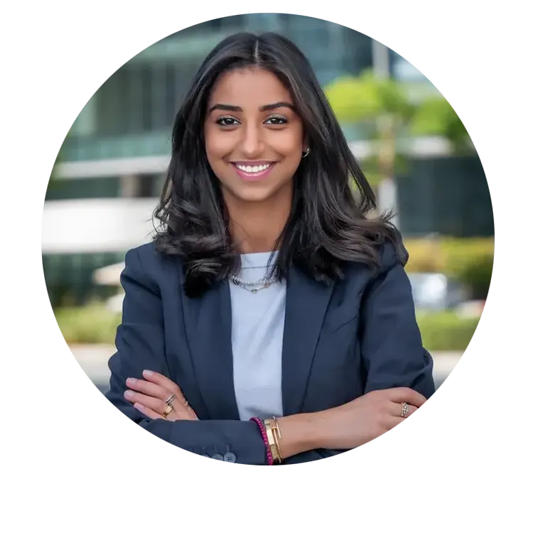 Photo miniature collaboratrice, agente immobilière, peau matte, souriante