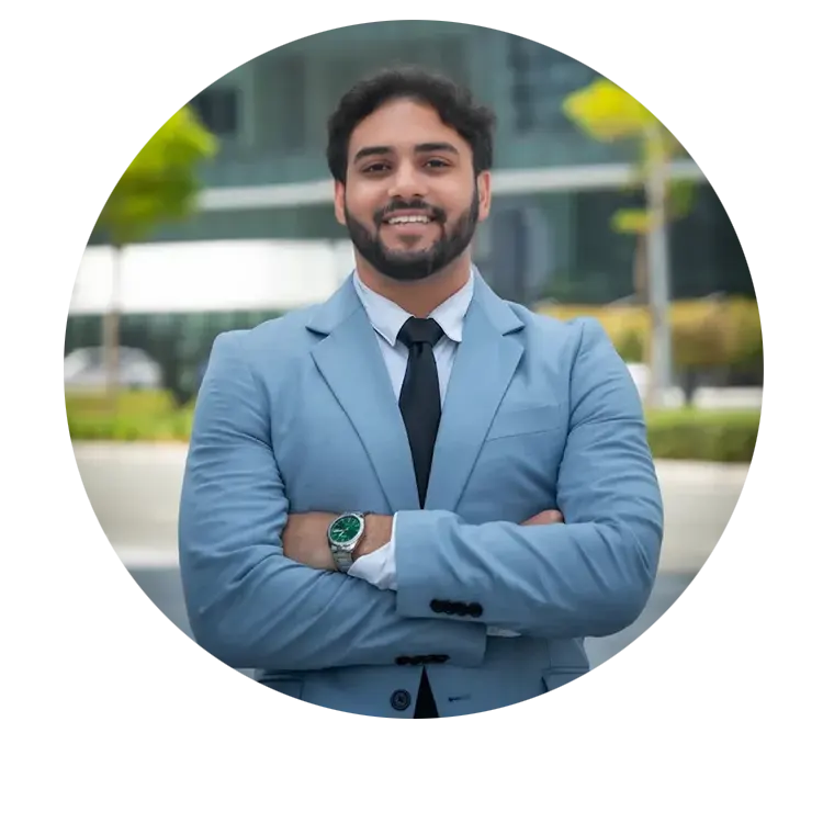 Photo miniature d'un agent immobilier de Dobuy, costume bleu ciel, bras croisées, grand sourire